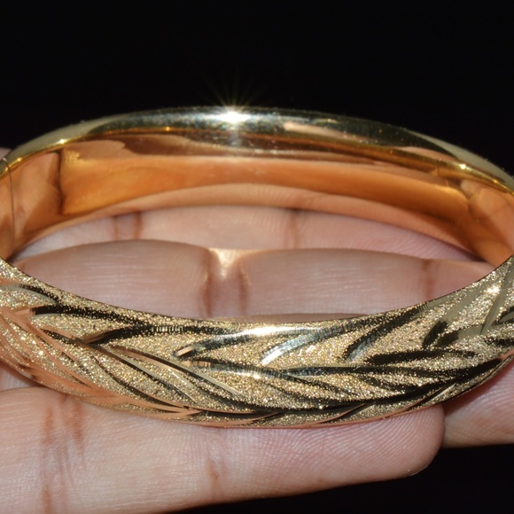 GORGEOUS 14K SOLID GOLD ENGRAVED LEAVES STACKING BANGLE BRACELET - Picture 10 of 14